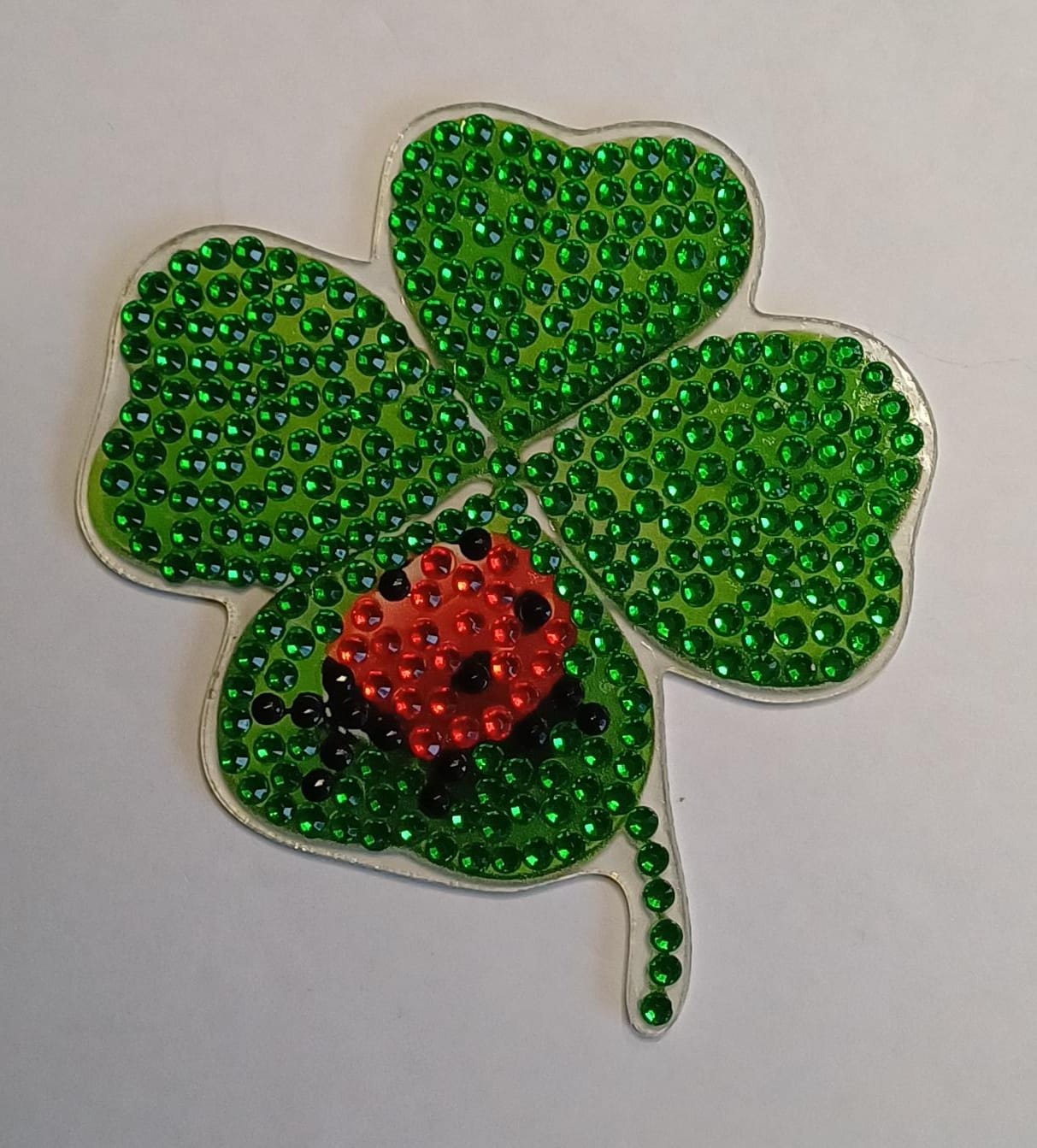 Klavertjevier koelkastmagneet met lieveheersbeestje en strass steentjes, 7,5 × 7,5 cm