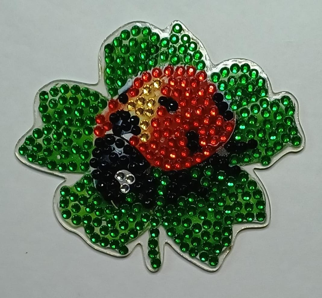 Klavertjevier koelkastmagneet met lieveheersbeestje en strass steentjes, 7,5 × 7,5 cm