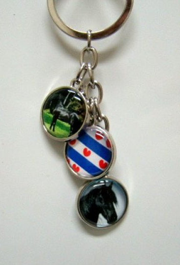 Friese sleutelhanger met 3 bedels