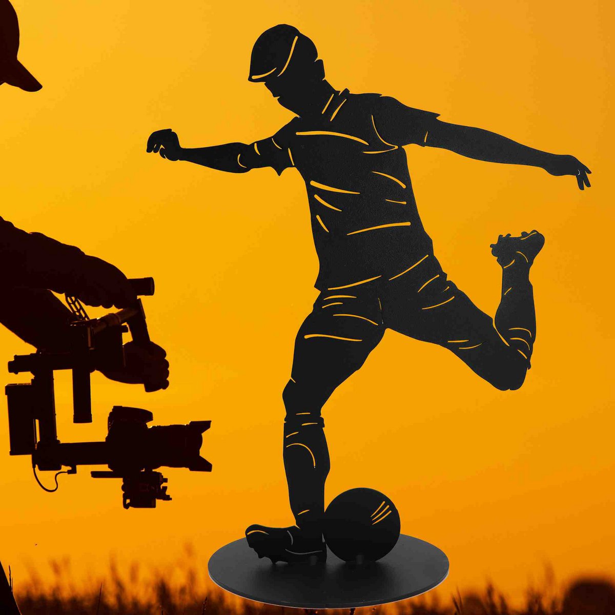 Metalen voetbalsculptuur zwart – moderne voetbal decoratie, 40 cm