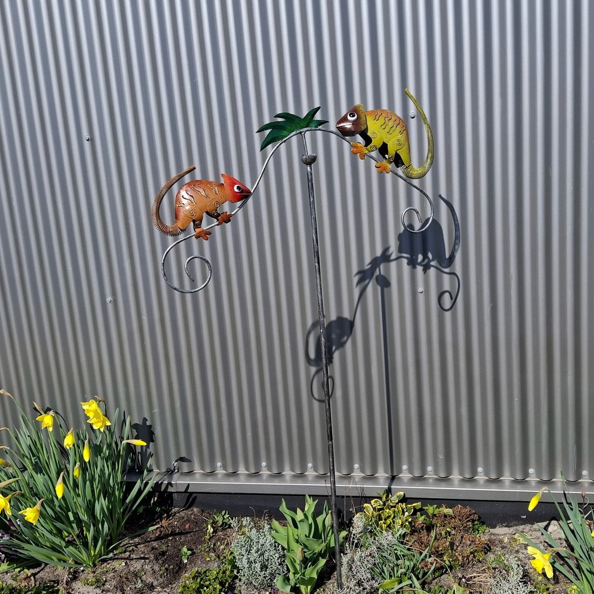 Windspinner kameleon op stok metaal – kleurrijke tuindecoratie