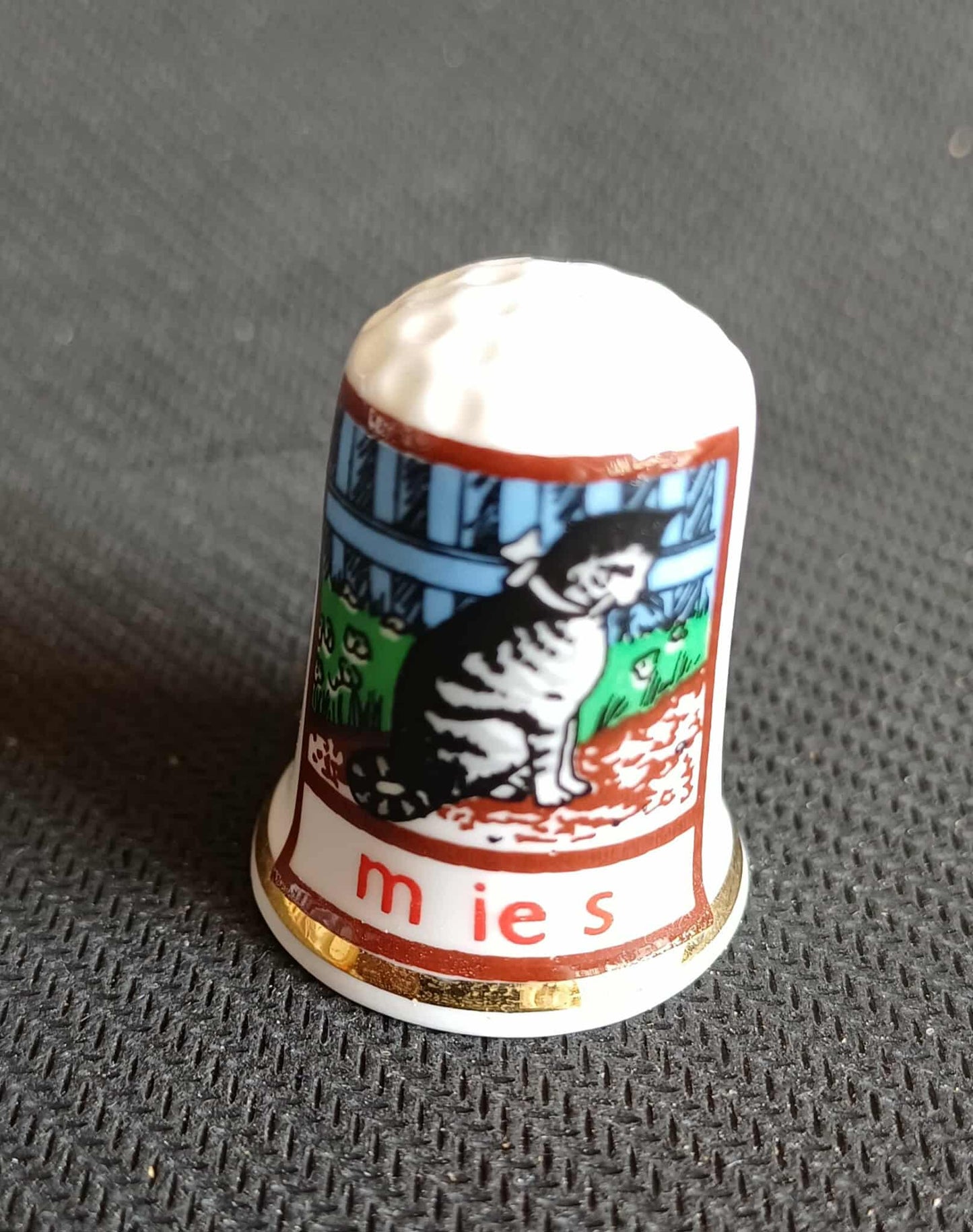 Aap, noot, Mies vingerhoedje. Per stuk.