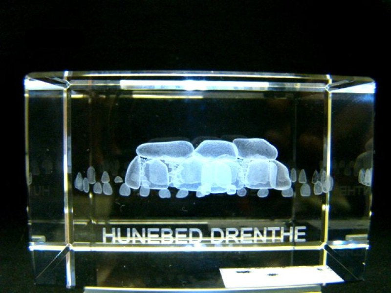 Hunebed glasblokje, 3D lasergravure