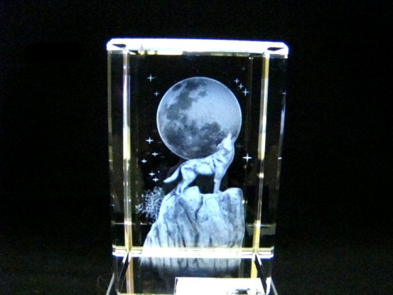 Wolf met maan glasgravure 3D, 8 x 5 cm