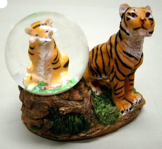 Tijger schudbol met sneeuw, 7 cm