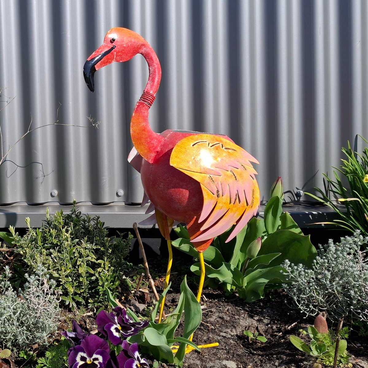 Flamingo plantenbak metaal – decoratieve tuindecoratie met plantenhouder
