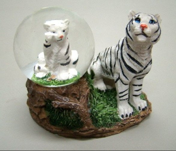 Witte tijger schudbol met sneeuw, 7 cm