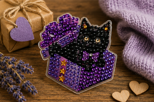 Zwarte kat in cadeaupakket diamond painting koelkast-/decoratiemagneet, 7 x 7,5 cm