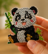 Panda met bamboe diamond painting koelkast-/decoratiemagneet, 7 x 7 cm