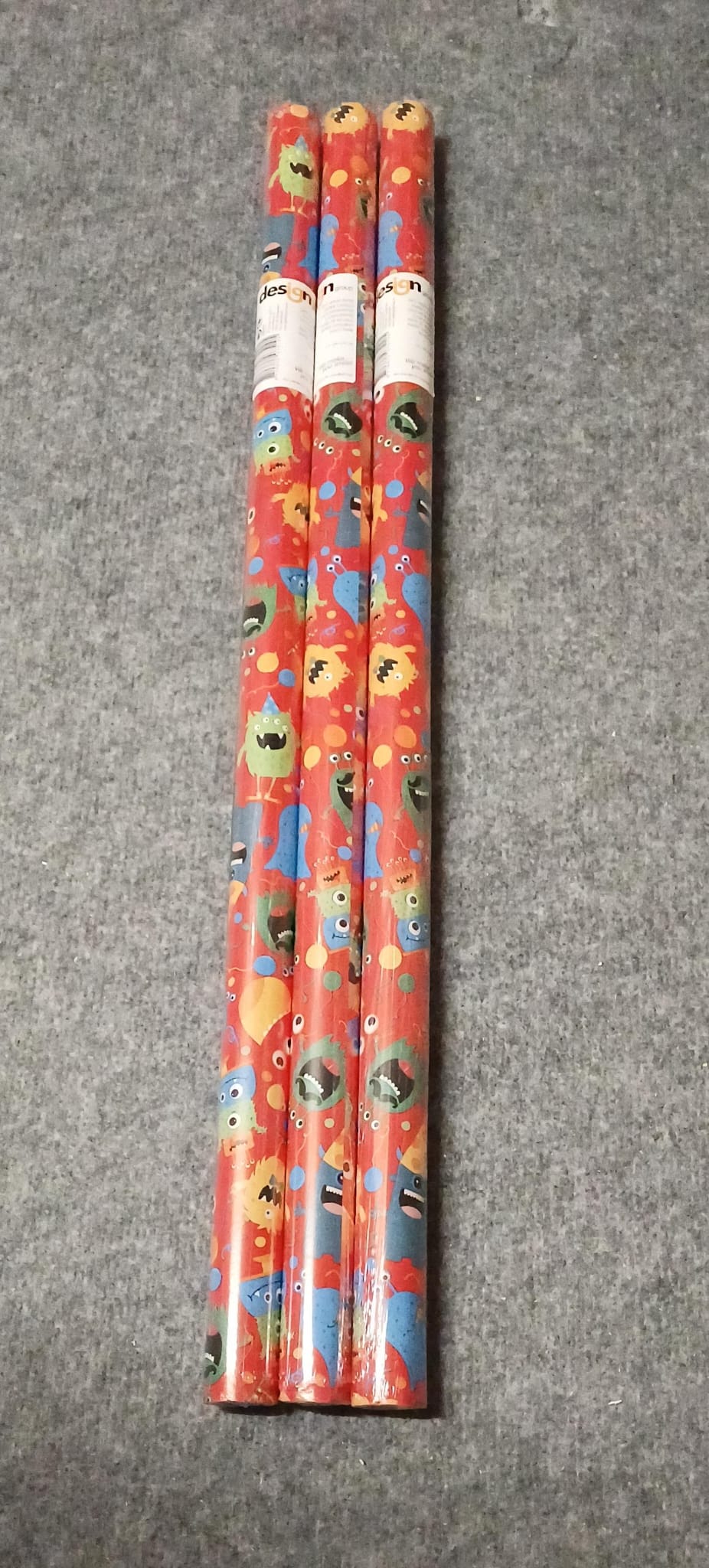 Cadeaupapier met monsters in feeststemming, per rol