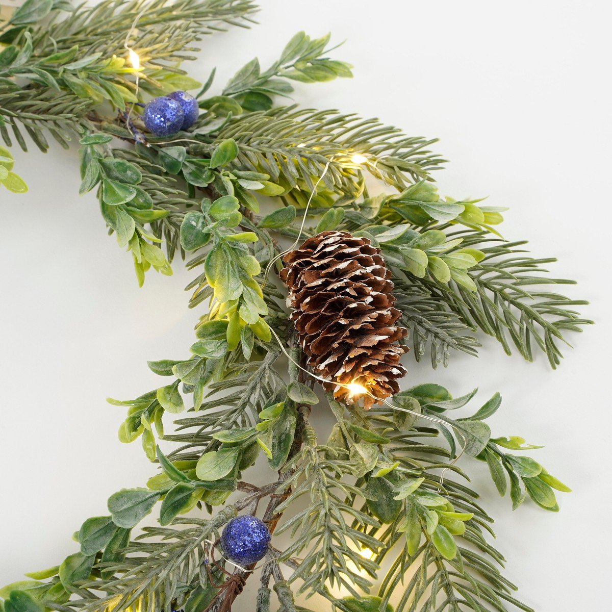 Kerstkrans met LED-verlichting, dennenappels en blauwe besjes, 42 cm