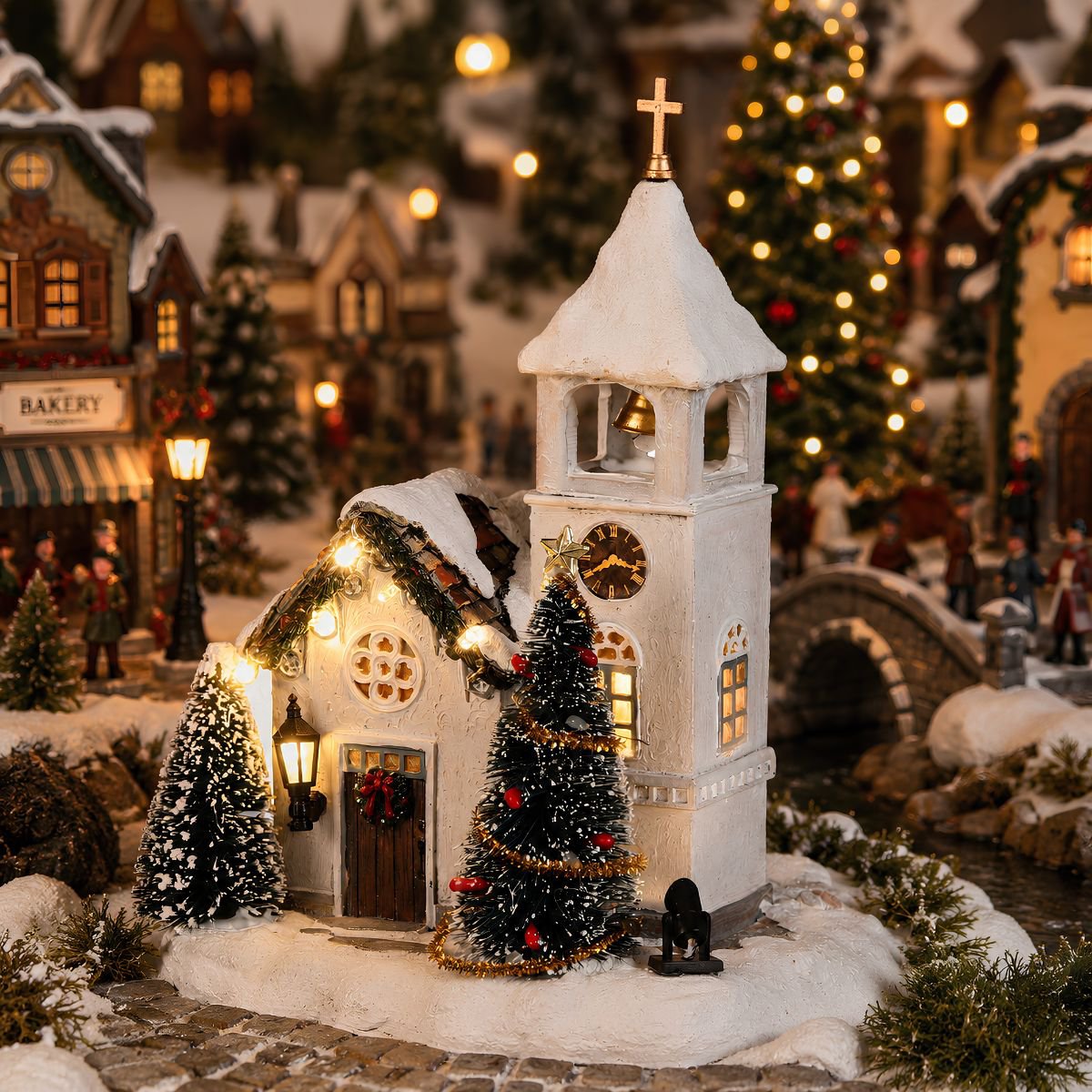 Kerstdorp Zweedse kerk met verlichting en geluid, 14 × 15 × 20 cm