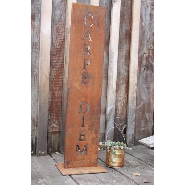 Carpe Diem standaard met roestpatina, metalen spreukbord