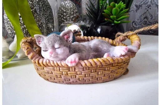 Kat slapend in een mand, polyresin