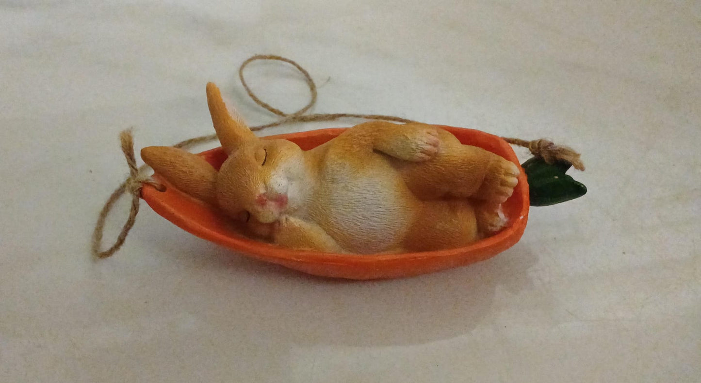 Konijn slapend in wortel, polyresin