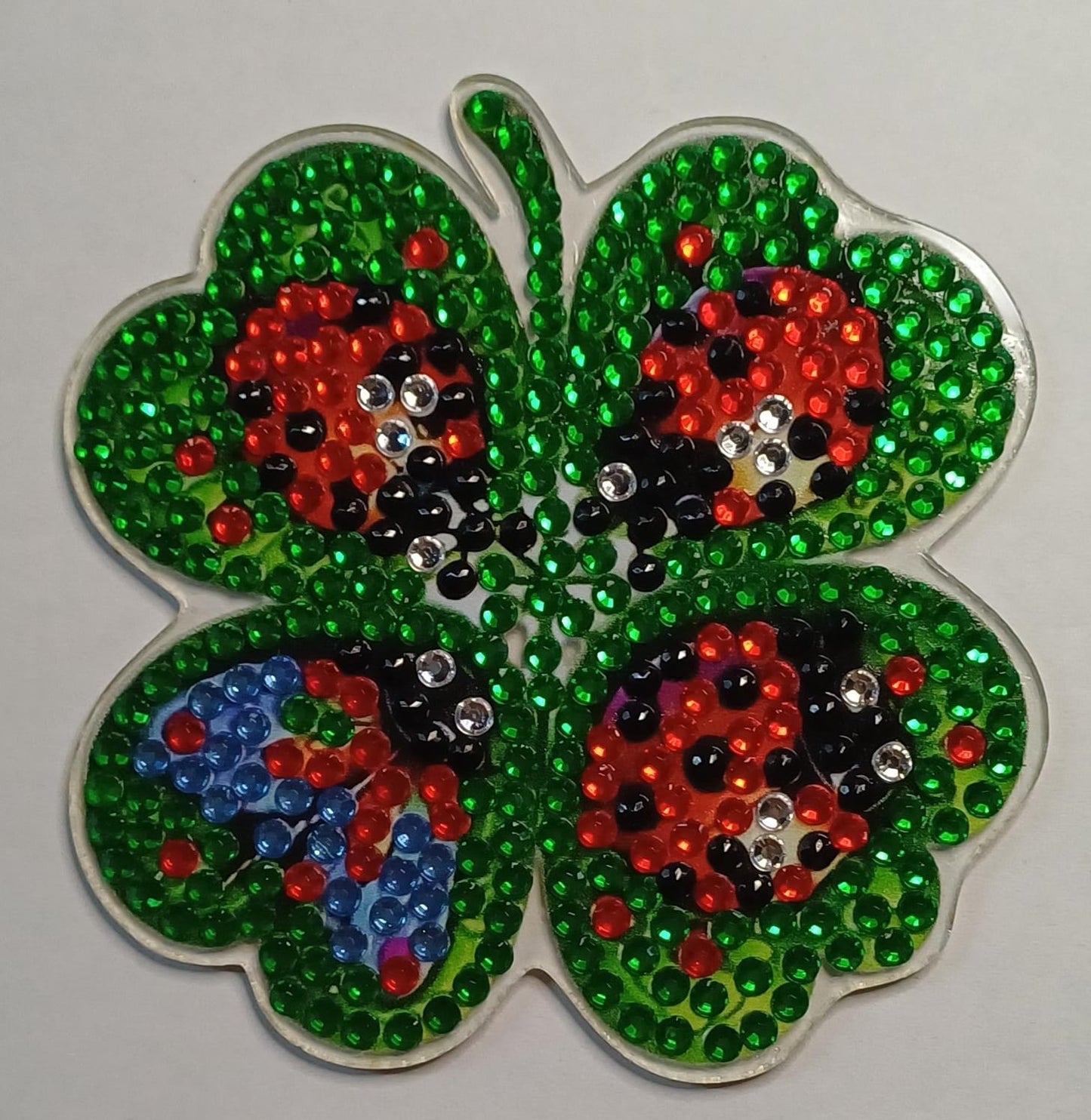 Klavertje vier koelkastmagneet met lieveheersbeestjes en strass steentjes, 8 × 7,5 cm