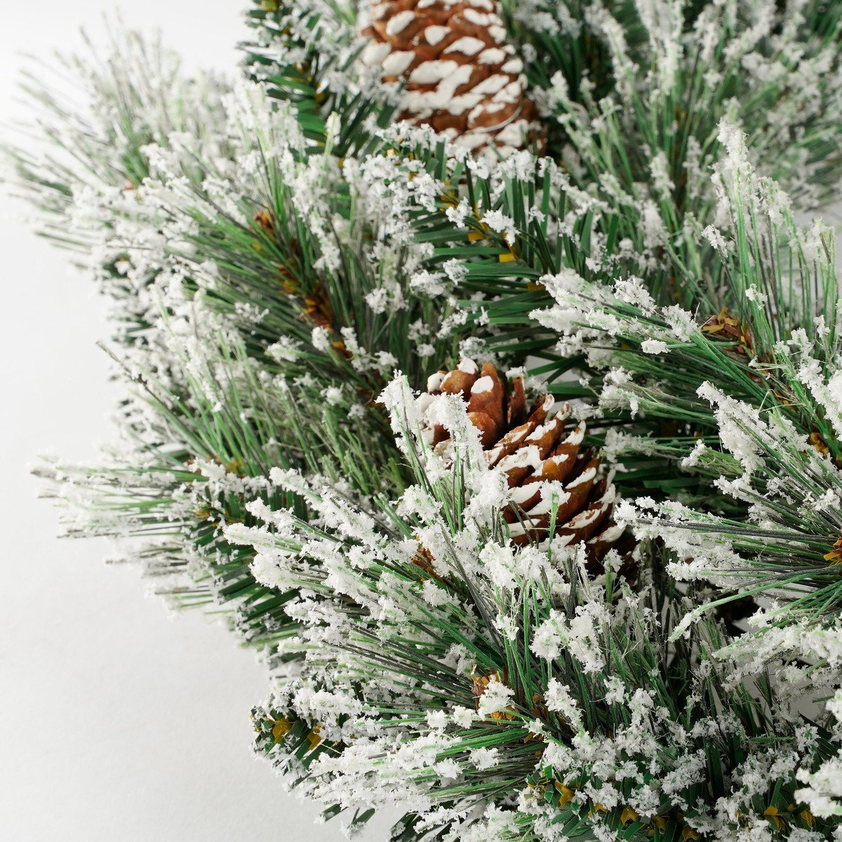 Vandans besneeuwde kerstkrans met dennenappels, Ø 60 cm