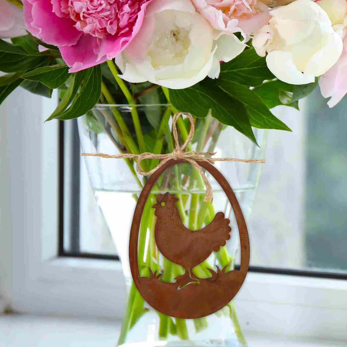 Roestmetalen kip in ei, 15 x 11 cm