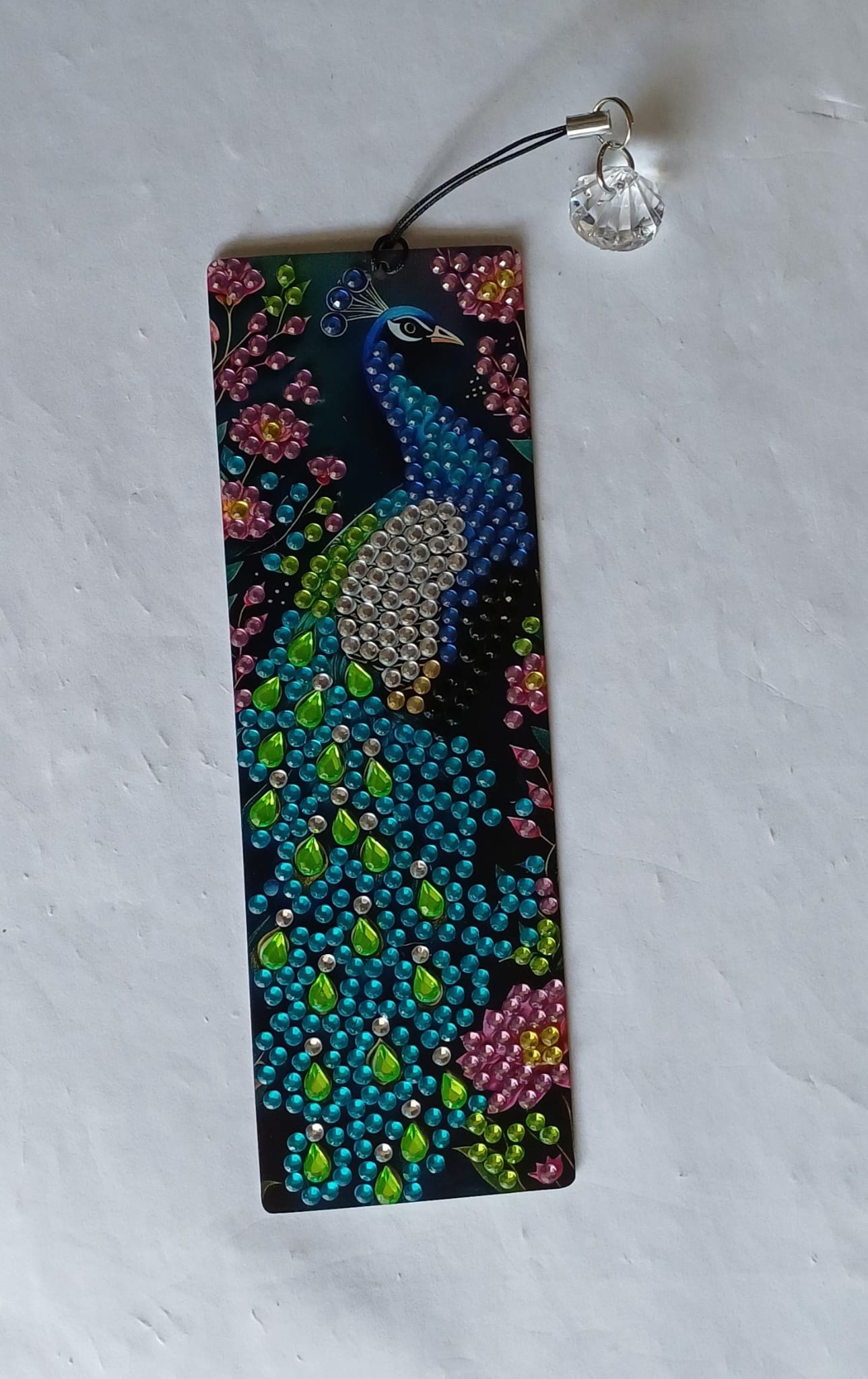 Blauwe pauw met roze bloemen en diamantsteentjes 5 × 15 cm