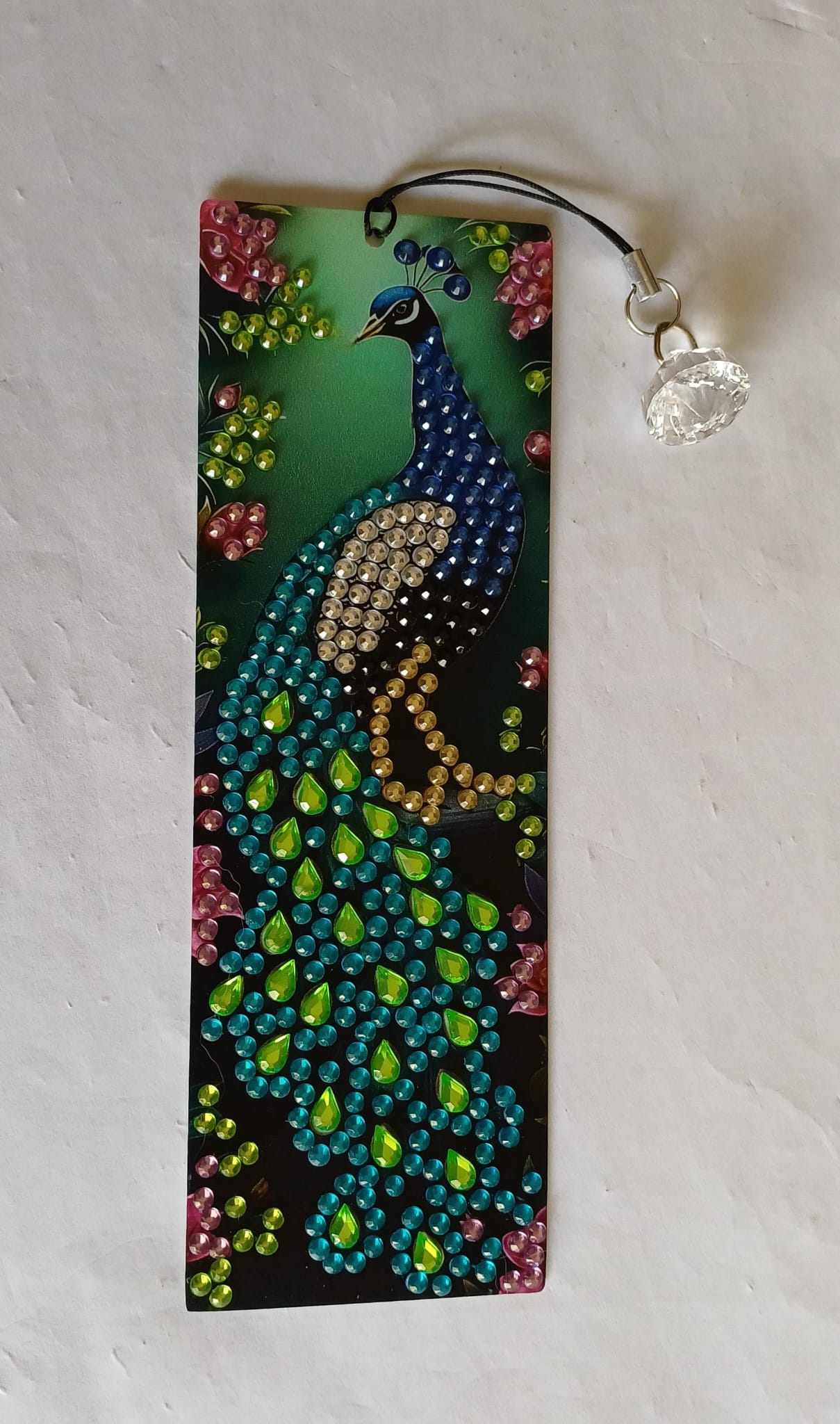 Pauw op groene achtergrond, boekenlegger met diamantsteentjes 5 × 15 cm