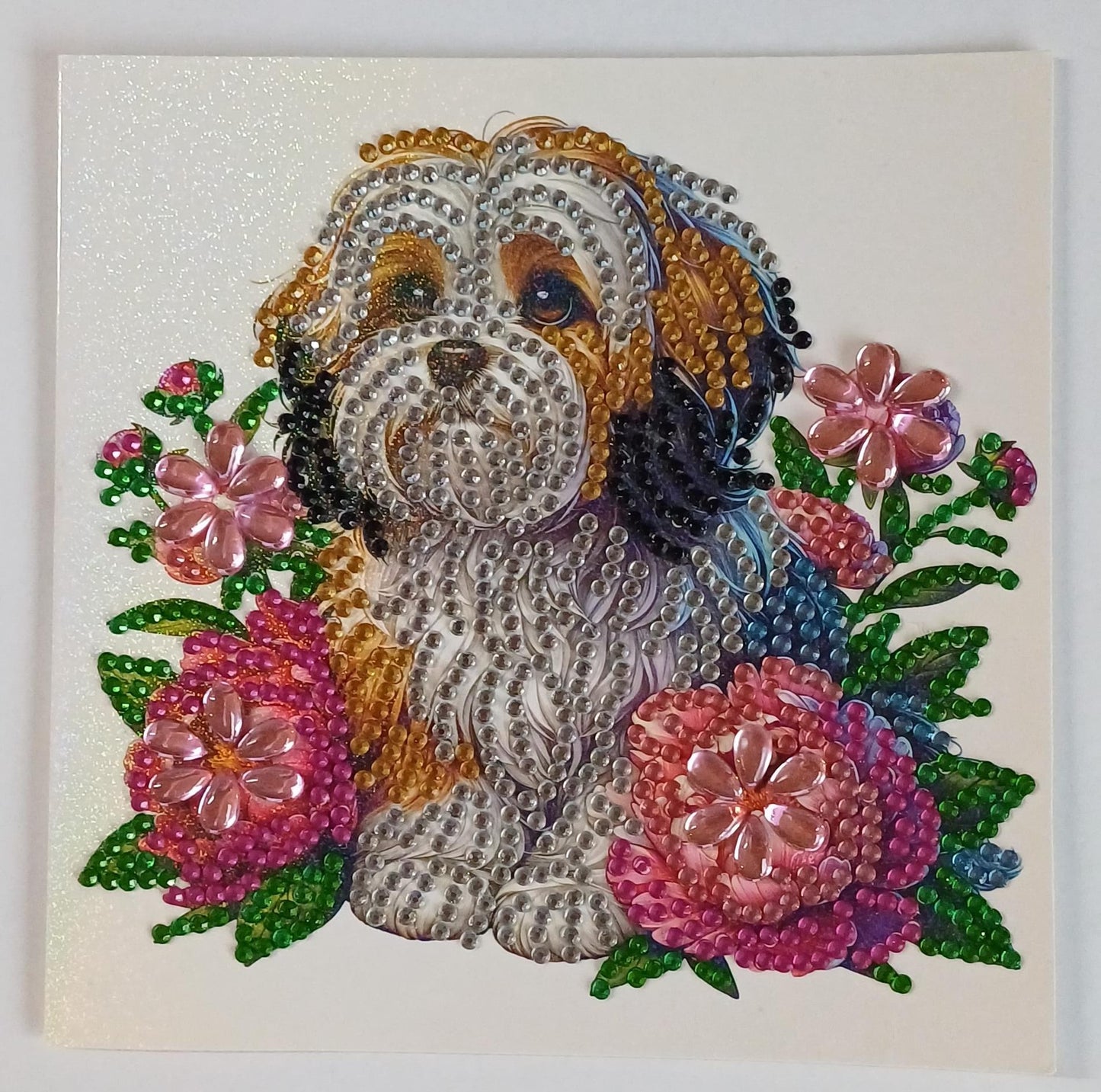 Shih Tzu tussen bloemen kaart, diamond painting voltooid, 15 x 15 cm