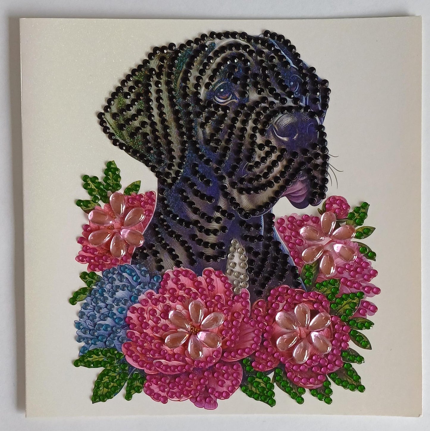 Deense Dog tussen bloemen kaart, diamond painting voltooid, 15 x 15 cm