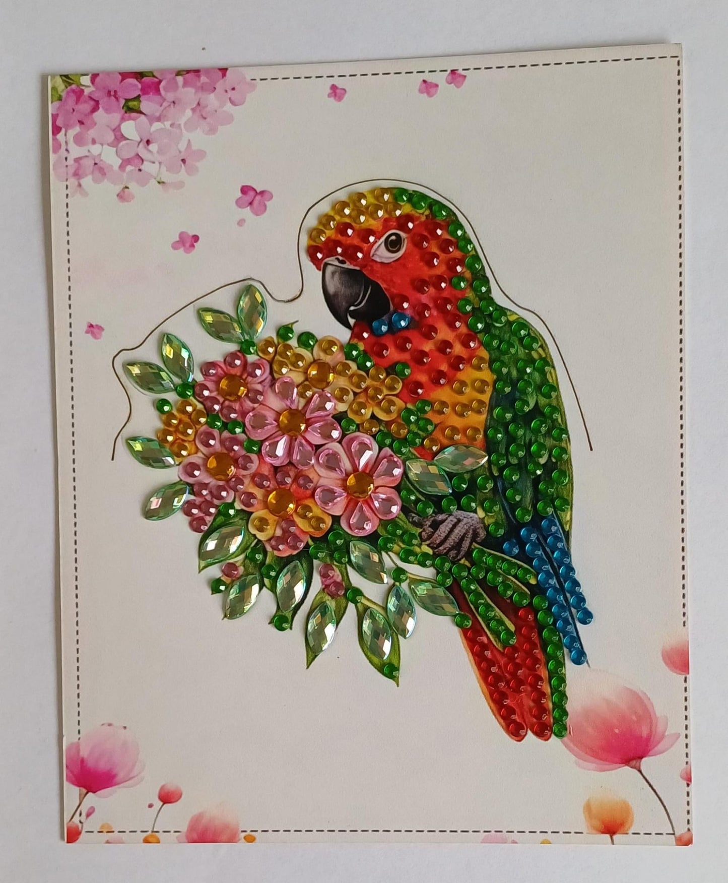 Papegaai tussen bloemen kaart, diamond painting voltooid, 11,5 x 14 cm