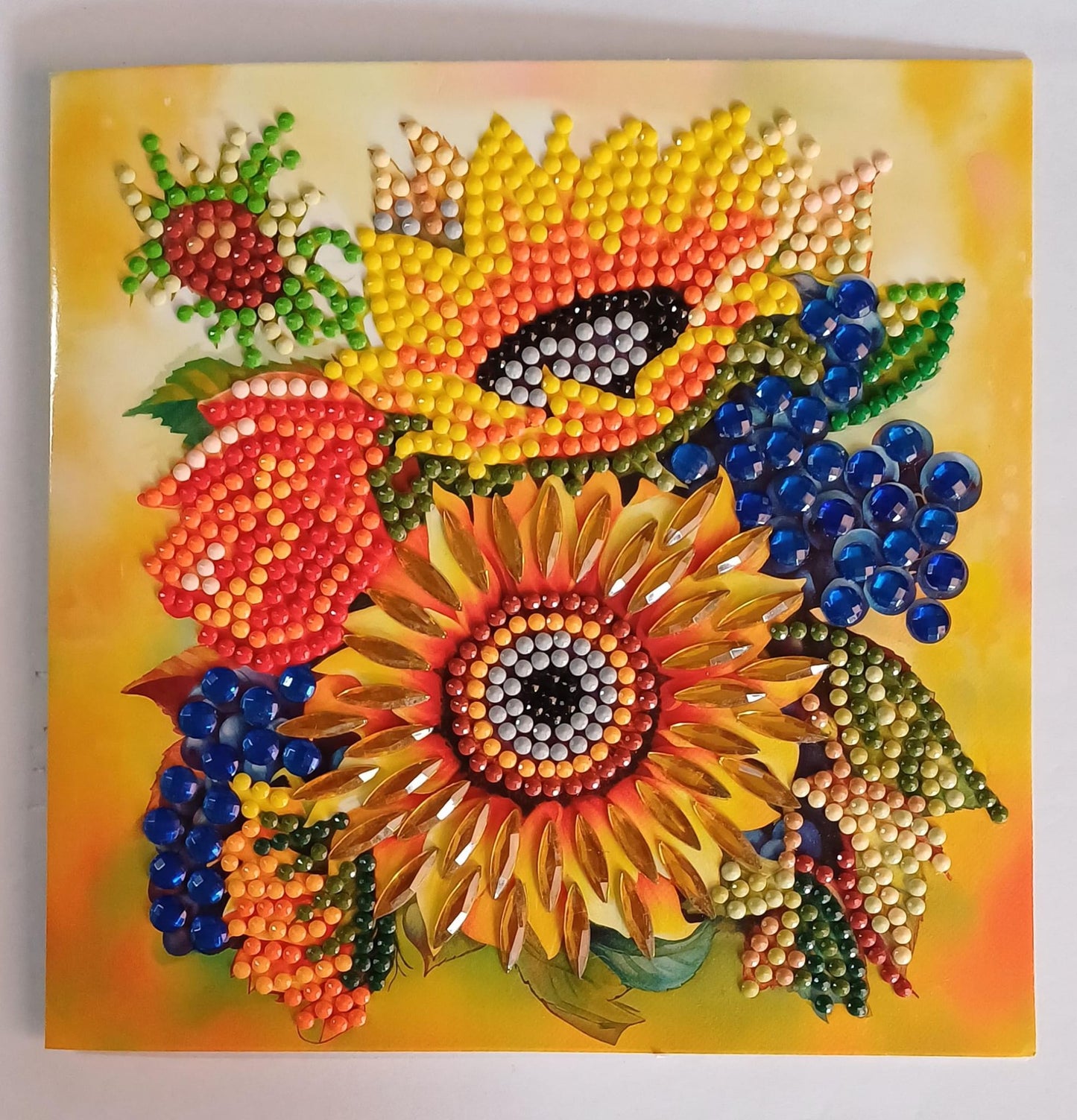 Zonnebloemen en blauwe bessen wenskaart, diamond painting voltooid, 15 x 15 cm
