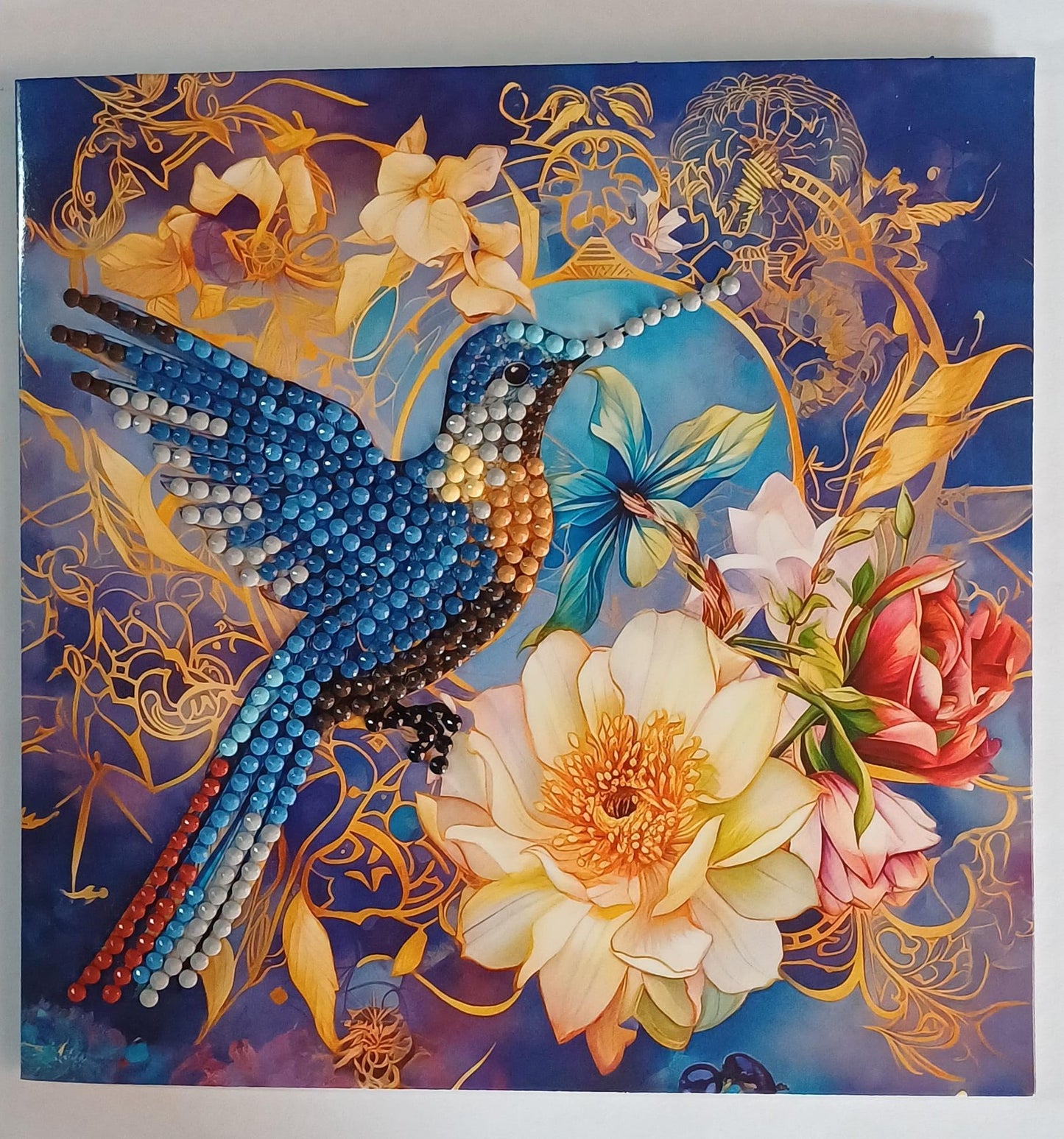 Blauwe kolibrie met bloemen wenskaart, diamond painting voltooid, 15 x 15 cm