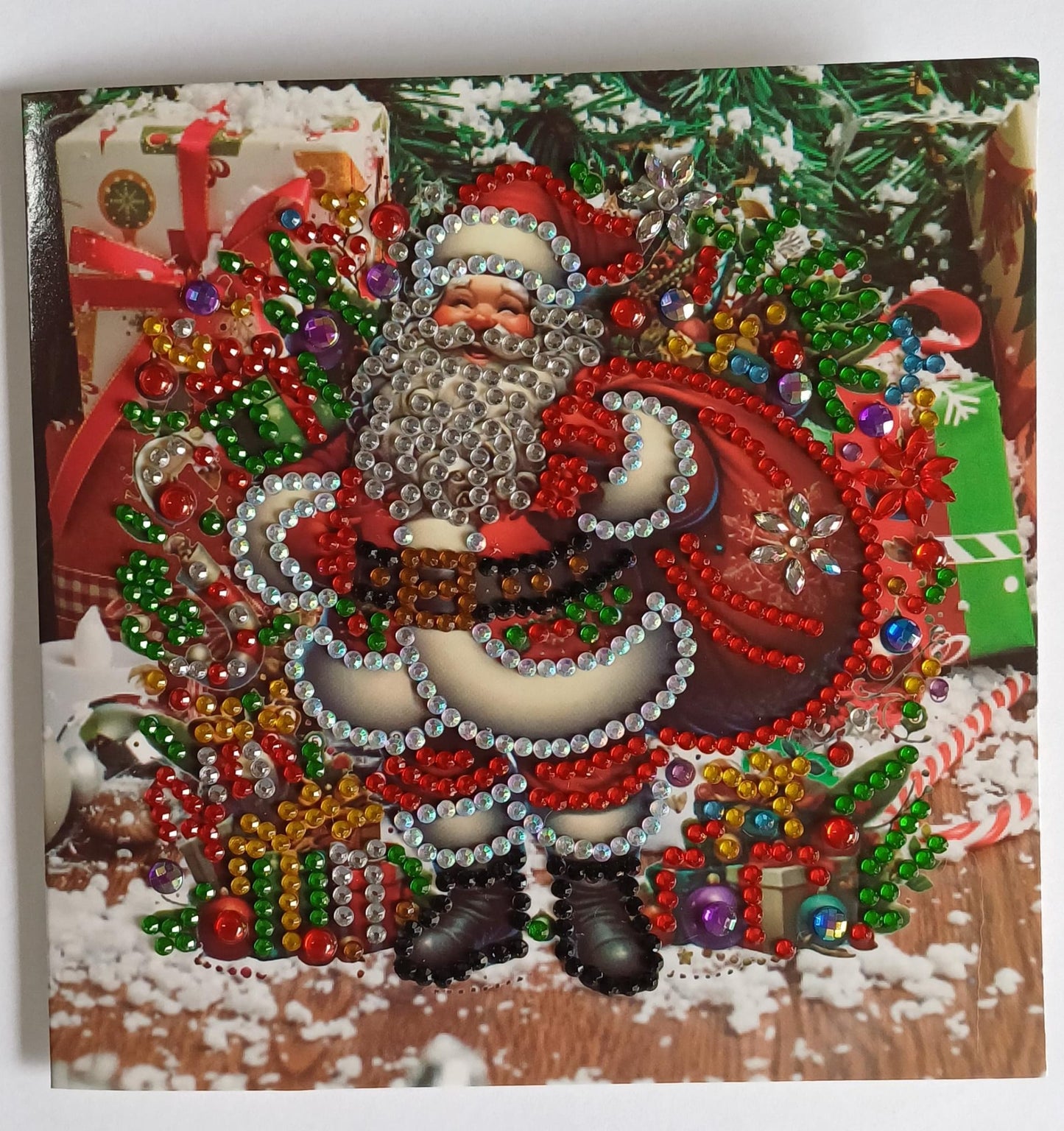Kerstman tussen kerstcadeaus, diamond painting kerstkaart, 15 x 15 cm, inclusief envelop
