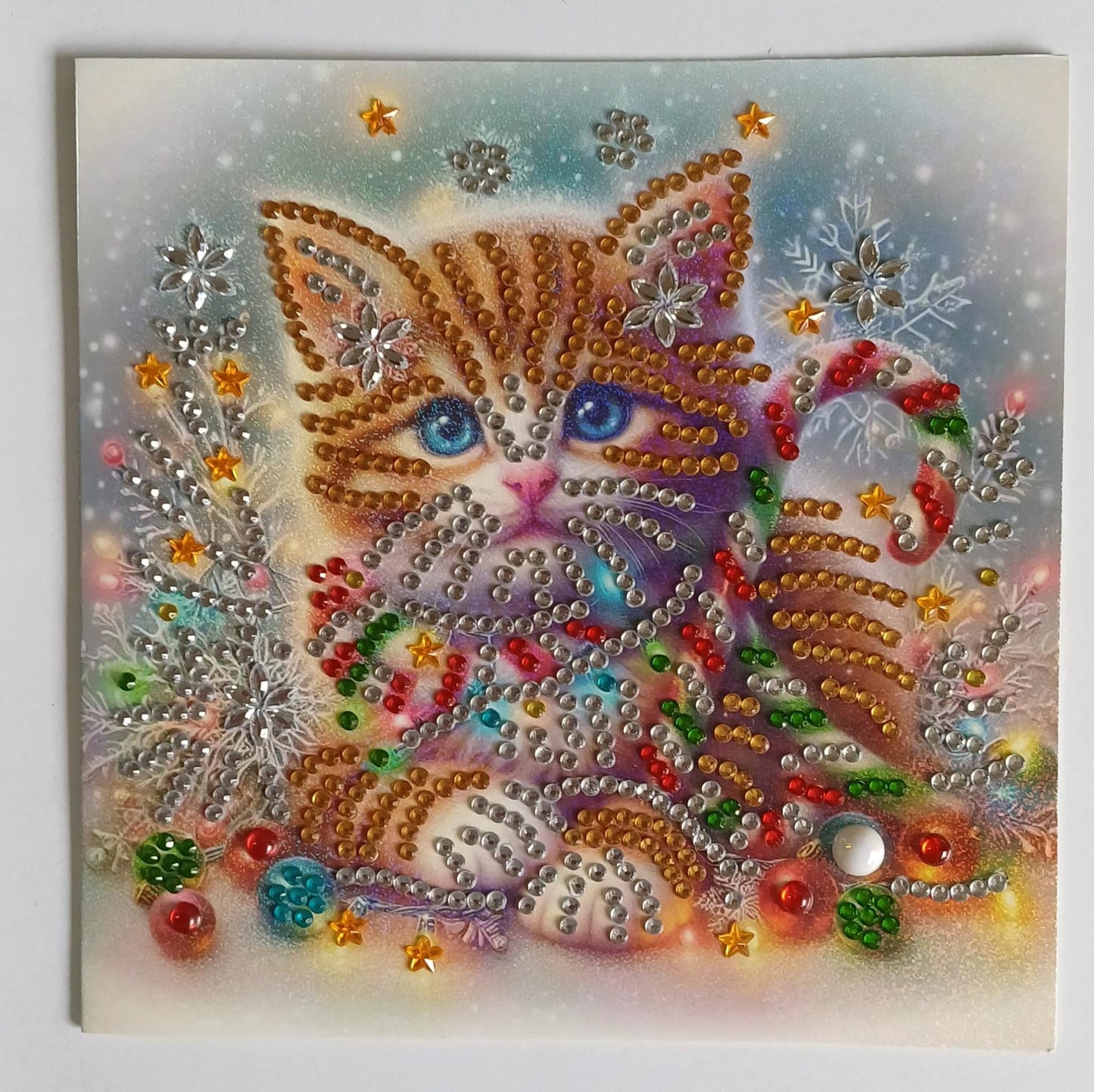 Kerstkat met zuurstok en sneeuwvlokken, diamond painting wenskaart, 15 x 15 cm