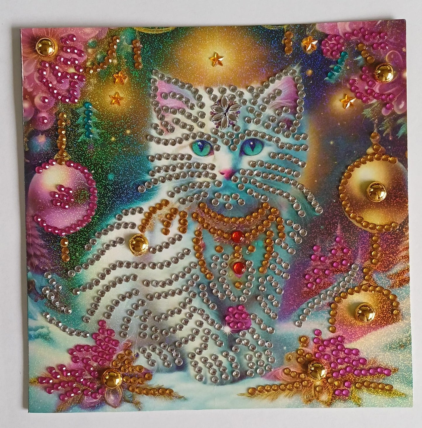 Witte kerstkat met kerstballen, diamond painting wenskaart, 15 x 15 cm