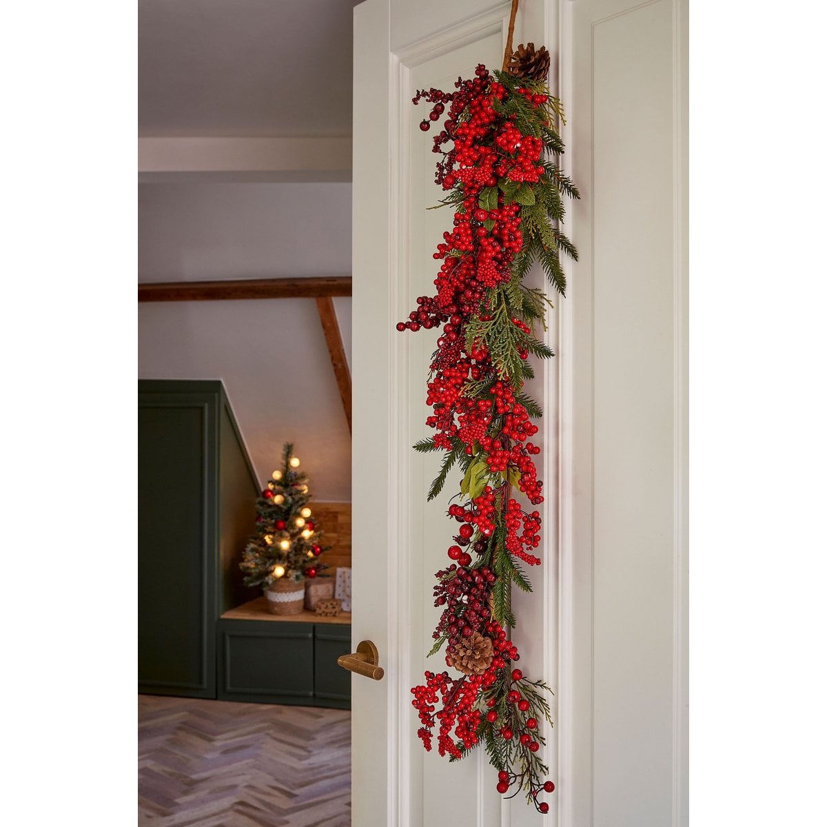 Kerstguirlande met rode bessen en dennenappels, 110 cm