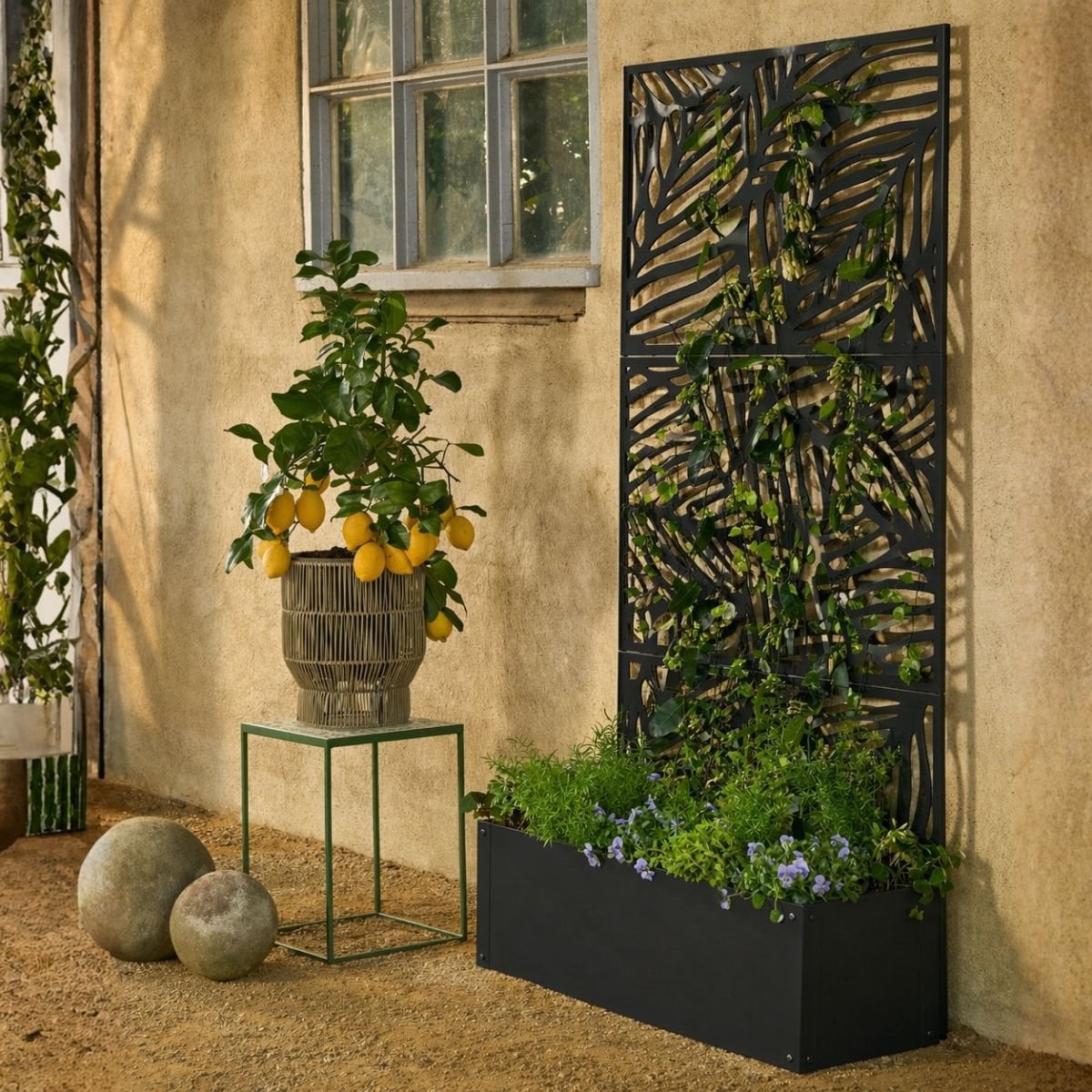 Sapri, zwarte plantenbak met bladmotief, 92 x 33 x 174 cm