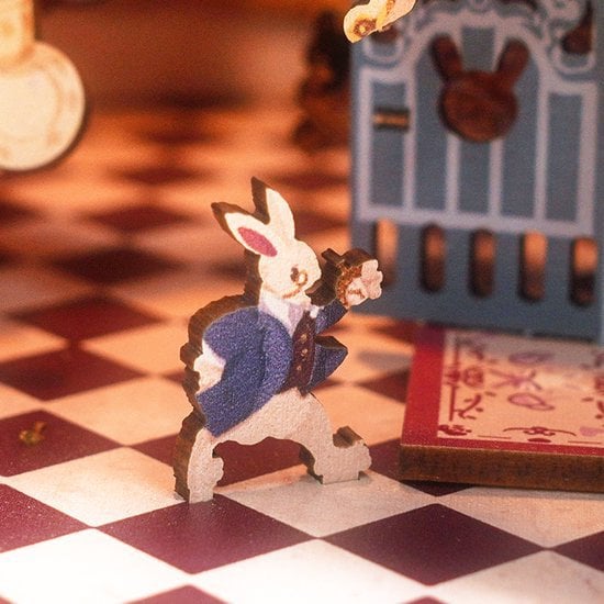 DIY book nook Alice in Wonderland bookend, 24,5 cm