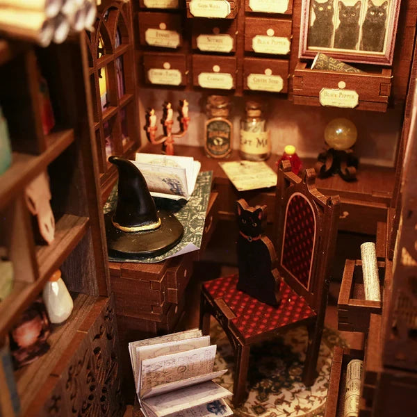 DIY book nook The Magic Pharmacist, 23 cm