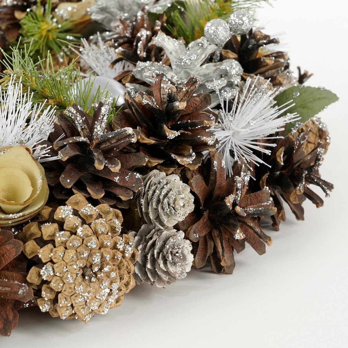Kerstkrans met dennenappels en perzikkleurige decoratie, 50 cm