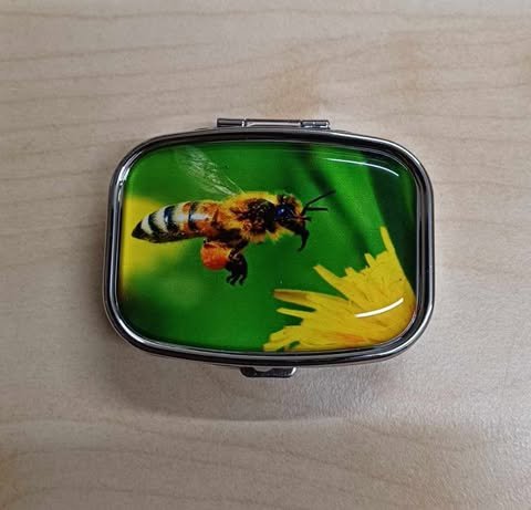 Bij met bloem, pillendoosje