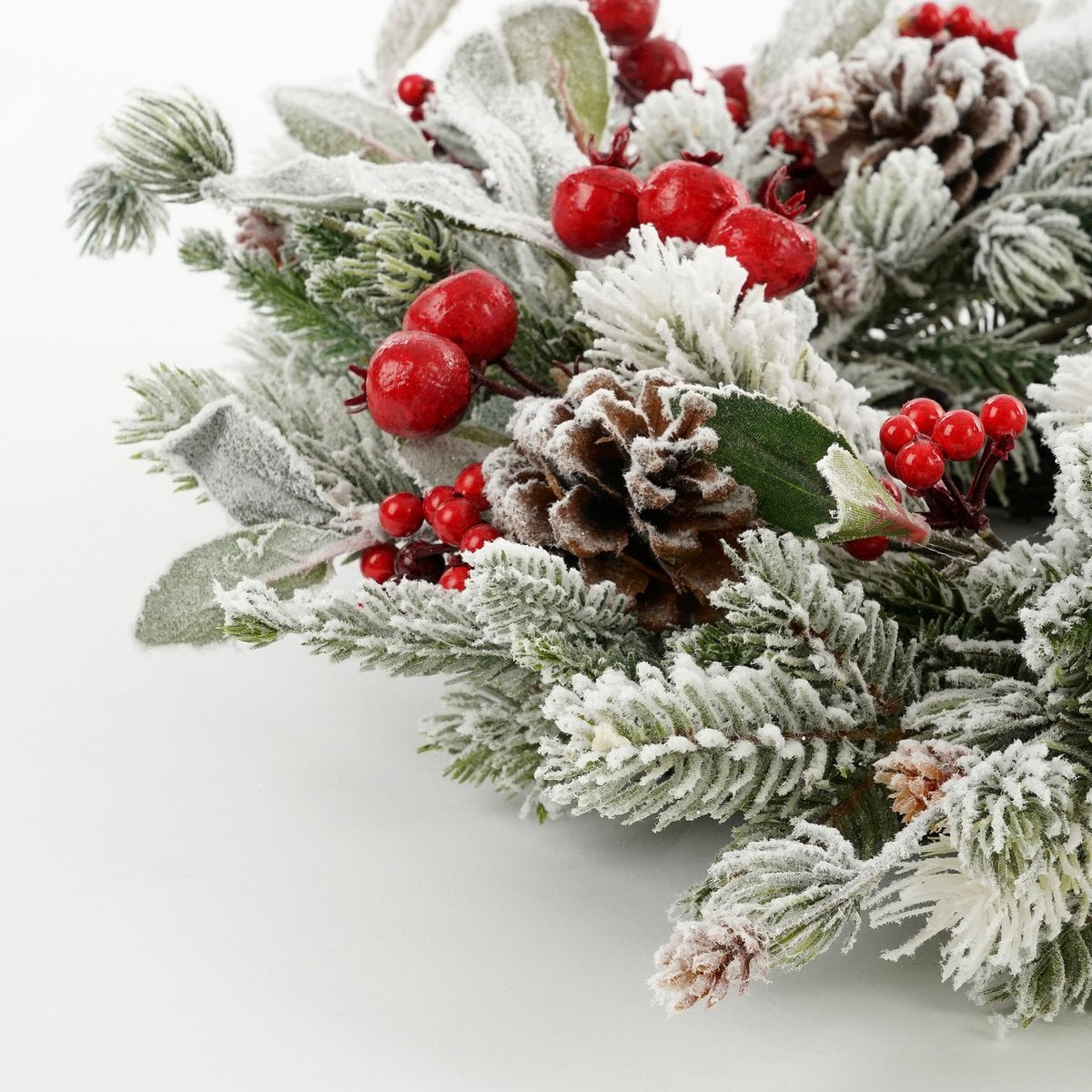 Kerstkrans met besneeuwde takken en rode bessen, Ø 50 cm