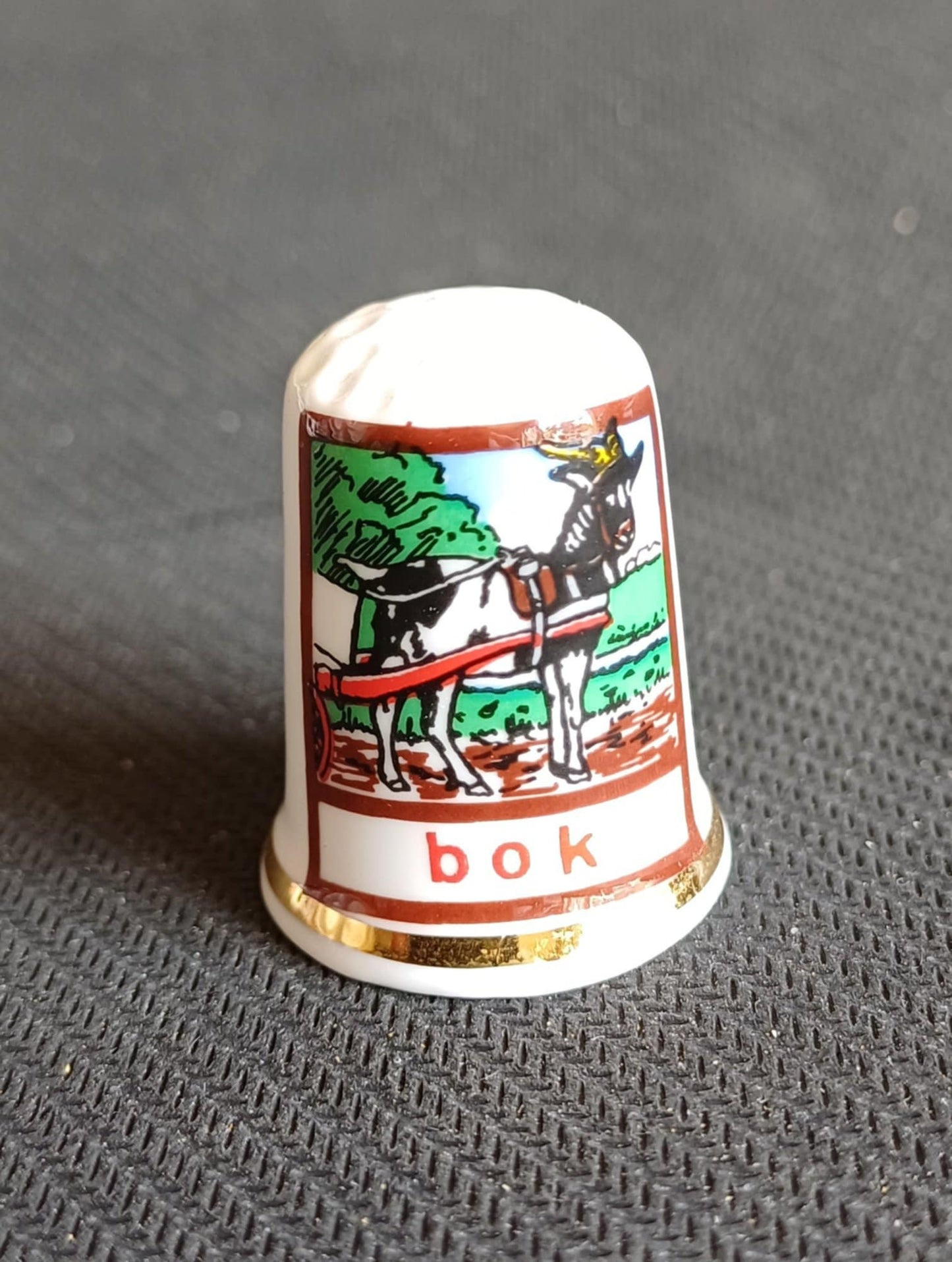 Aap, noot, Mies vingerhoedje. Per stuk.