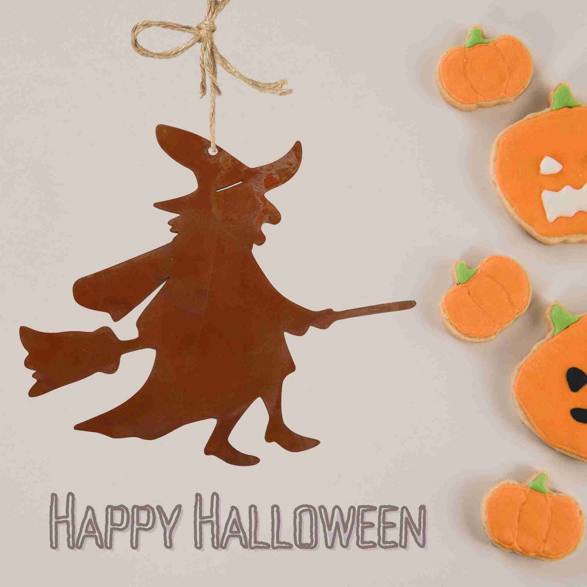 Roestige metalen heks om op te hangen of op stok, diverse maten