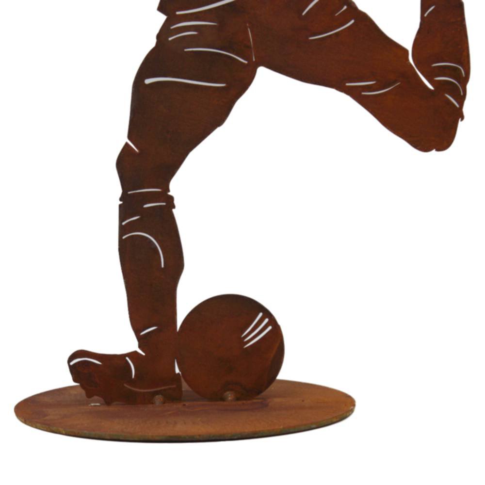 Roestmetalen voetballer met bal, 40 cm