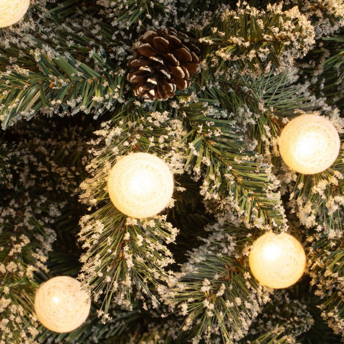 Kaprun licht besneeuwde kunstkerstboom met verlichting en decoratie, 180 cm, Ø 108 cm