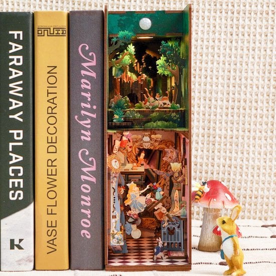 DIY book nook Alice in Wonderland bookend, 24,5 cm