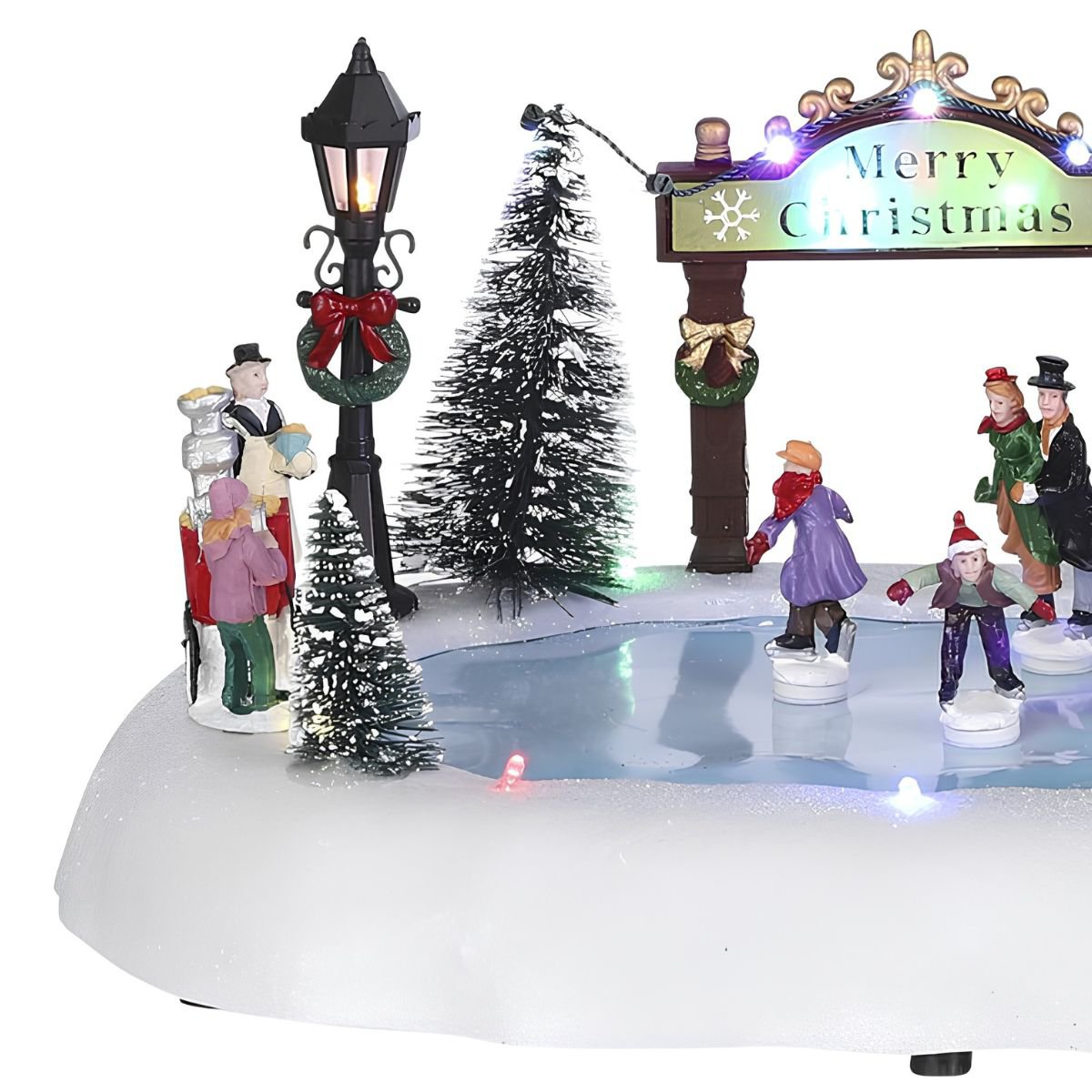 Kerstdorp tafereel, schaatsers op bevroren vijver, 32 × 25 × 15 cm