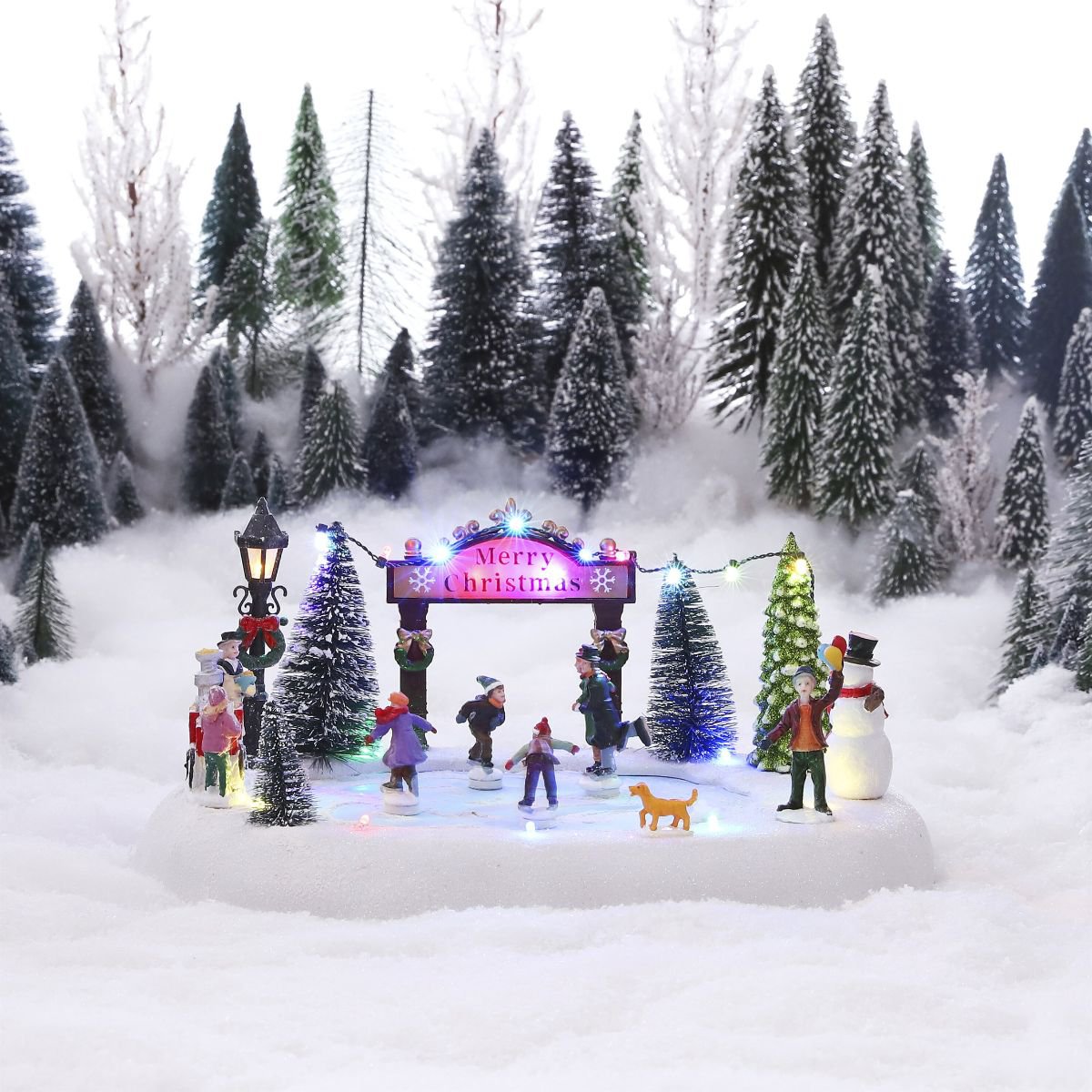 Kerstdorp tafereel, schaatsers op bevroren vijver, 32 × 25 × 15 cm