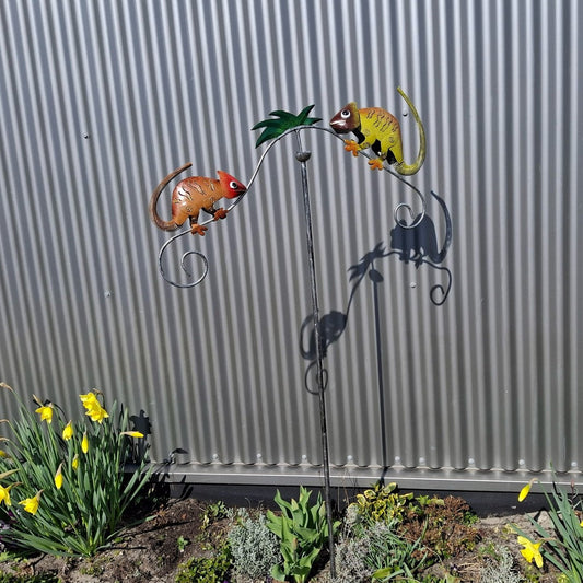 Windspinner kameleon op stok metaal – kleurrijke tuindecoratie