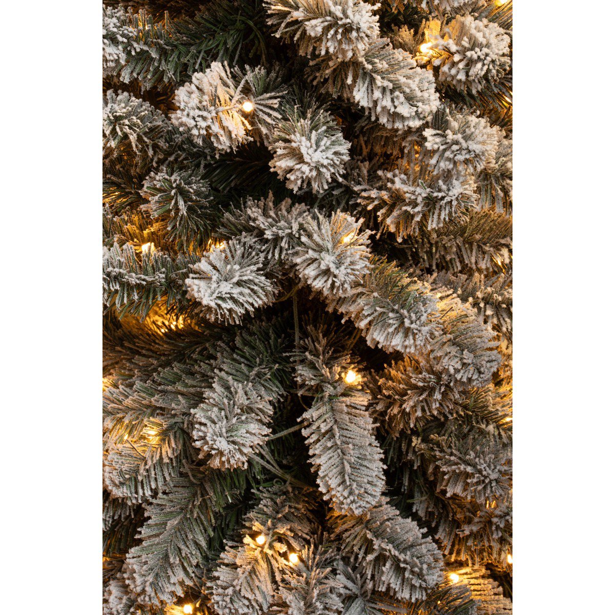 Kunstkerstboom verlicht Charlton Groen