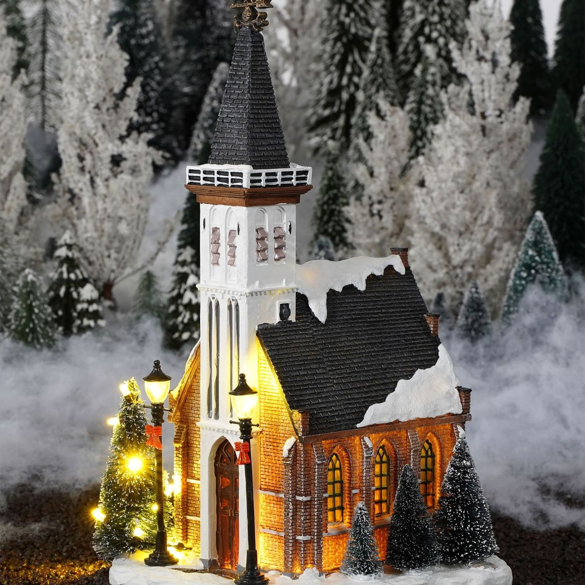 Kerstdorp kerk met verlichting en sneeuw, 15 × 16,5 × 31 cm