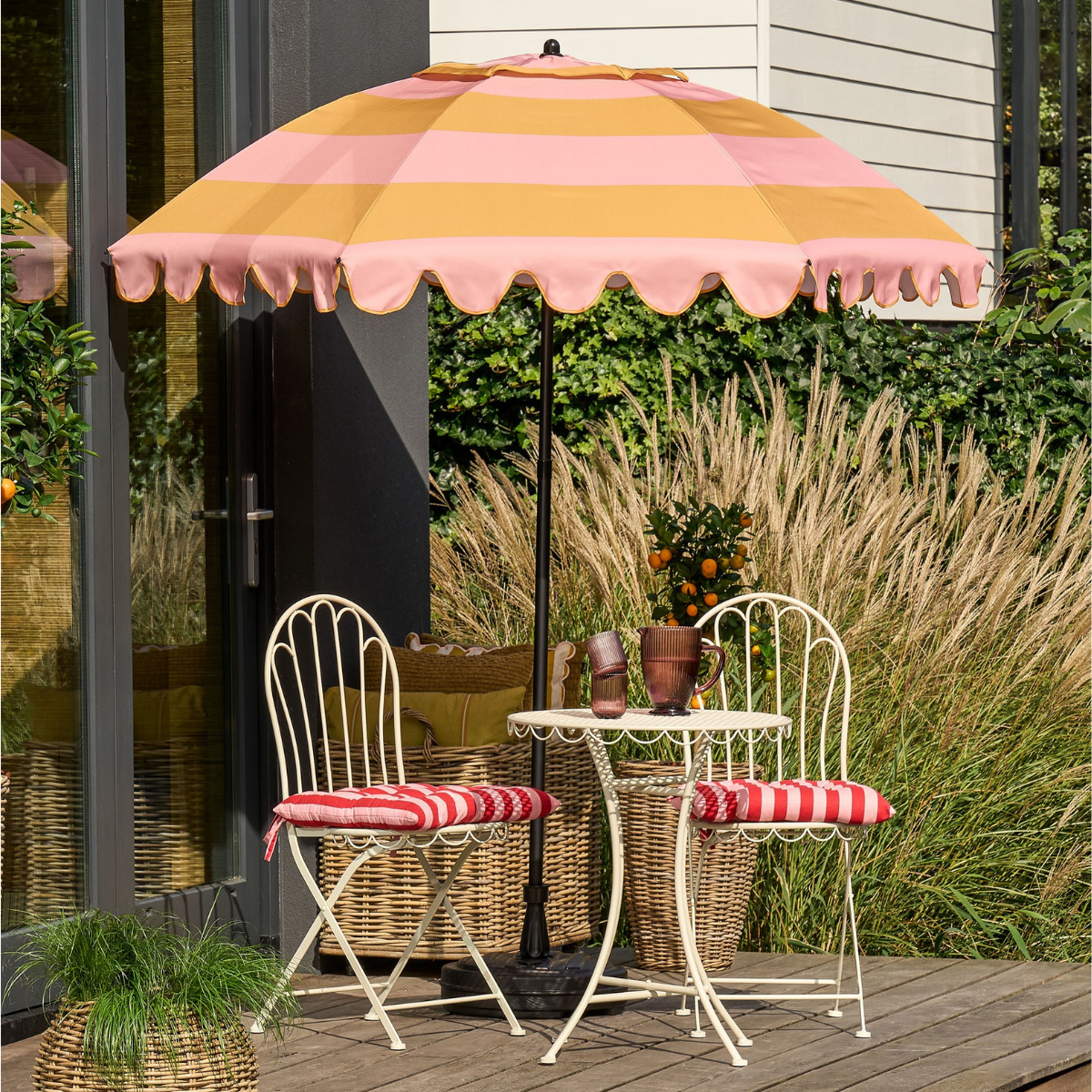 Geel-roze gestreepte parasol met ruches Ø195 cm